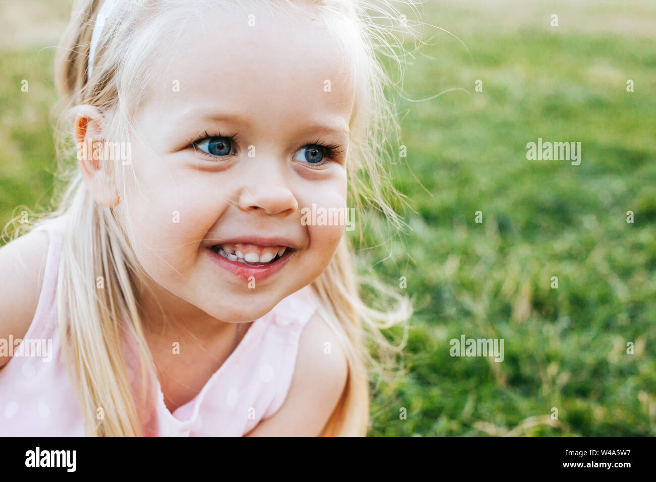 Portrait de tout-petit enfant avec de grands yeux adorables Banque D'Images