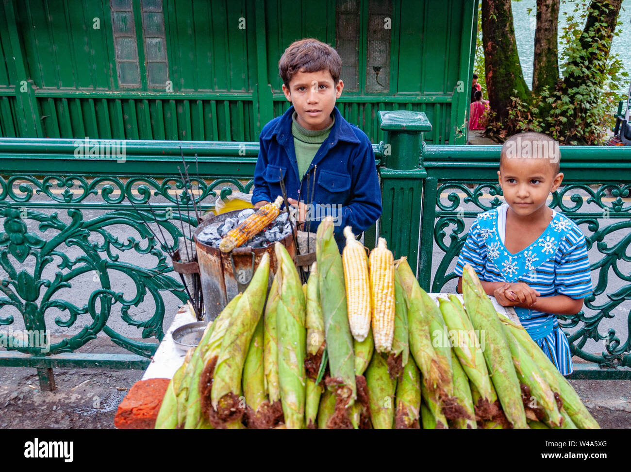 La vente d'enfants dans la rue de maïs Banque D'Images