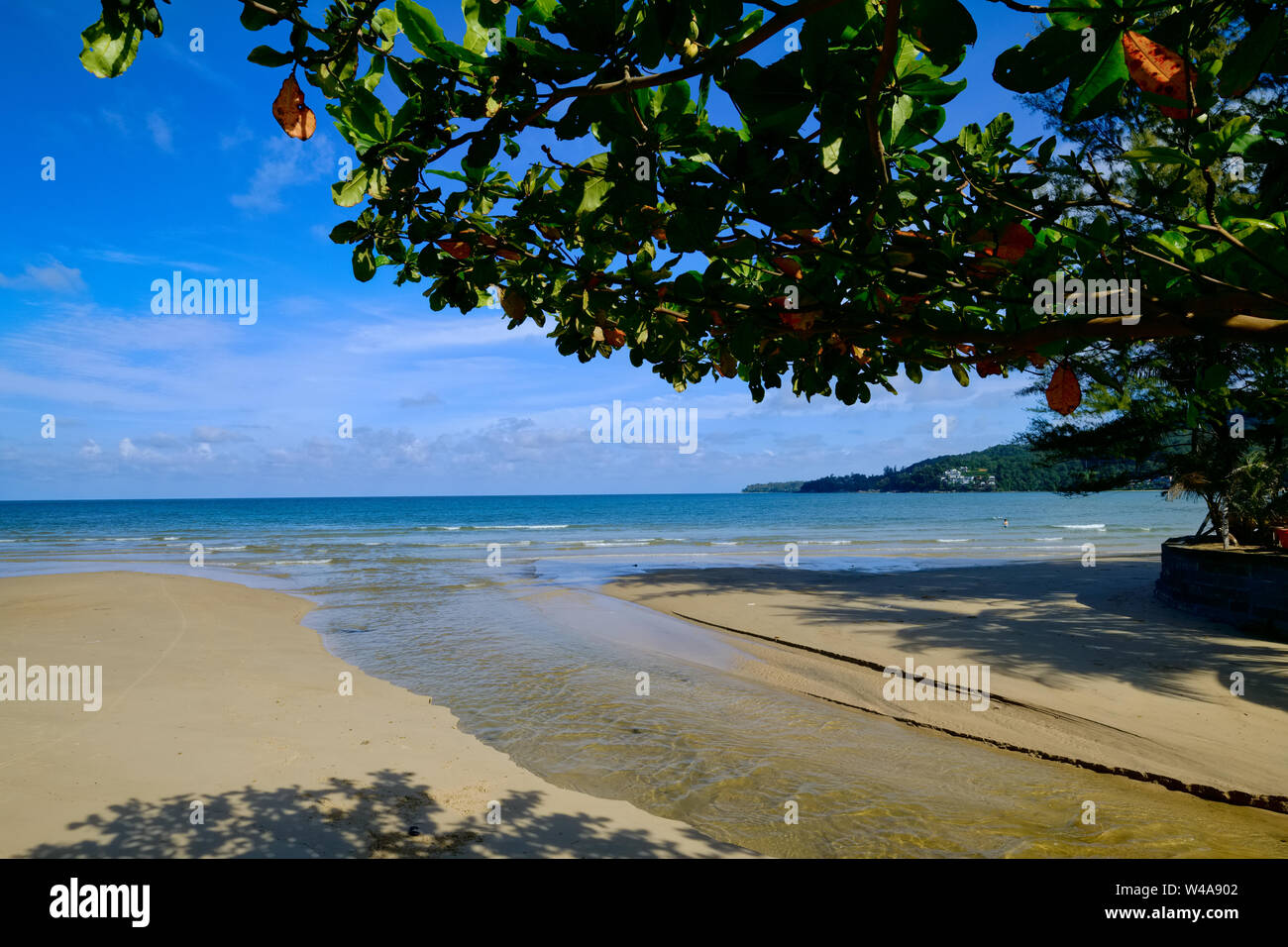 Un brooklet qui se jettent dans la mer d'Andaman à Kamala Beach, Phuket, Thailand, une plage populaire avec les touristes, souvent à long terme les visiteurs Banque D'Images