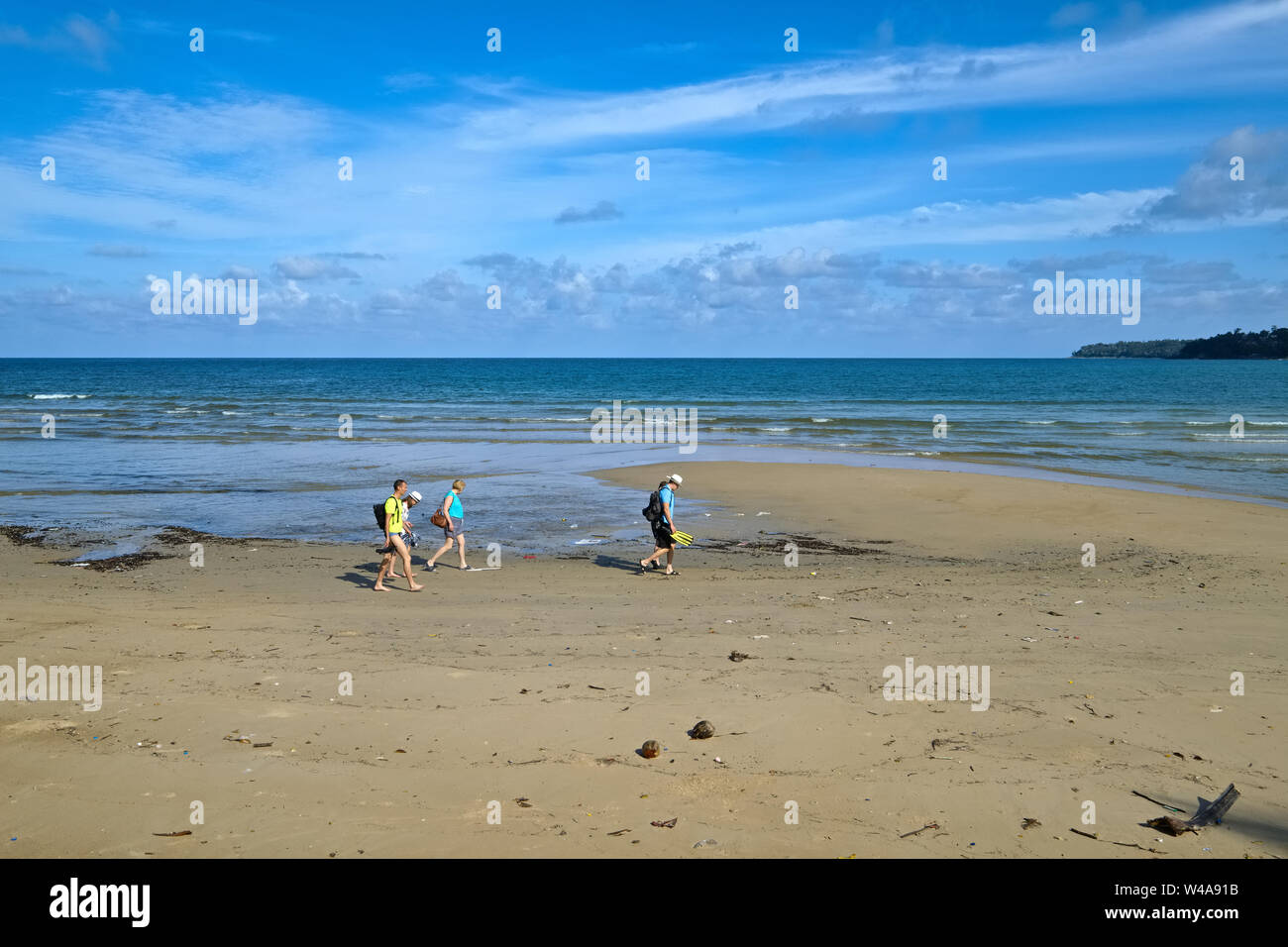 Les touristes de l'Ouest balade le long de Kamala Beach, Phuket, Thaïlande Banque D'Images