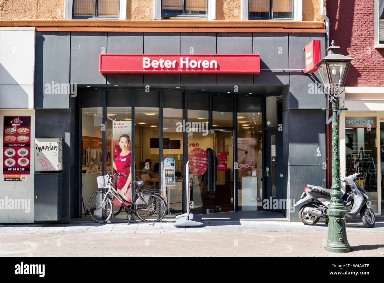 Beter Horen audioprothésiste à Leiden, aux Pays-Bas. Beter Horen est une marque de Amplifon, leader mondial dans le marché de détail en soins auditifs. Banque D'Images