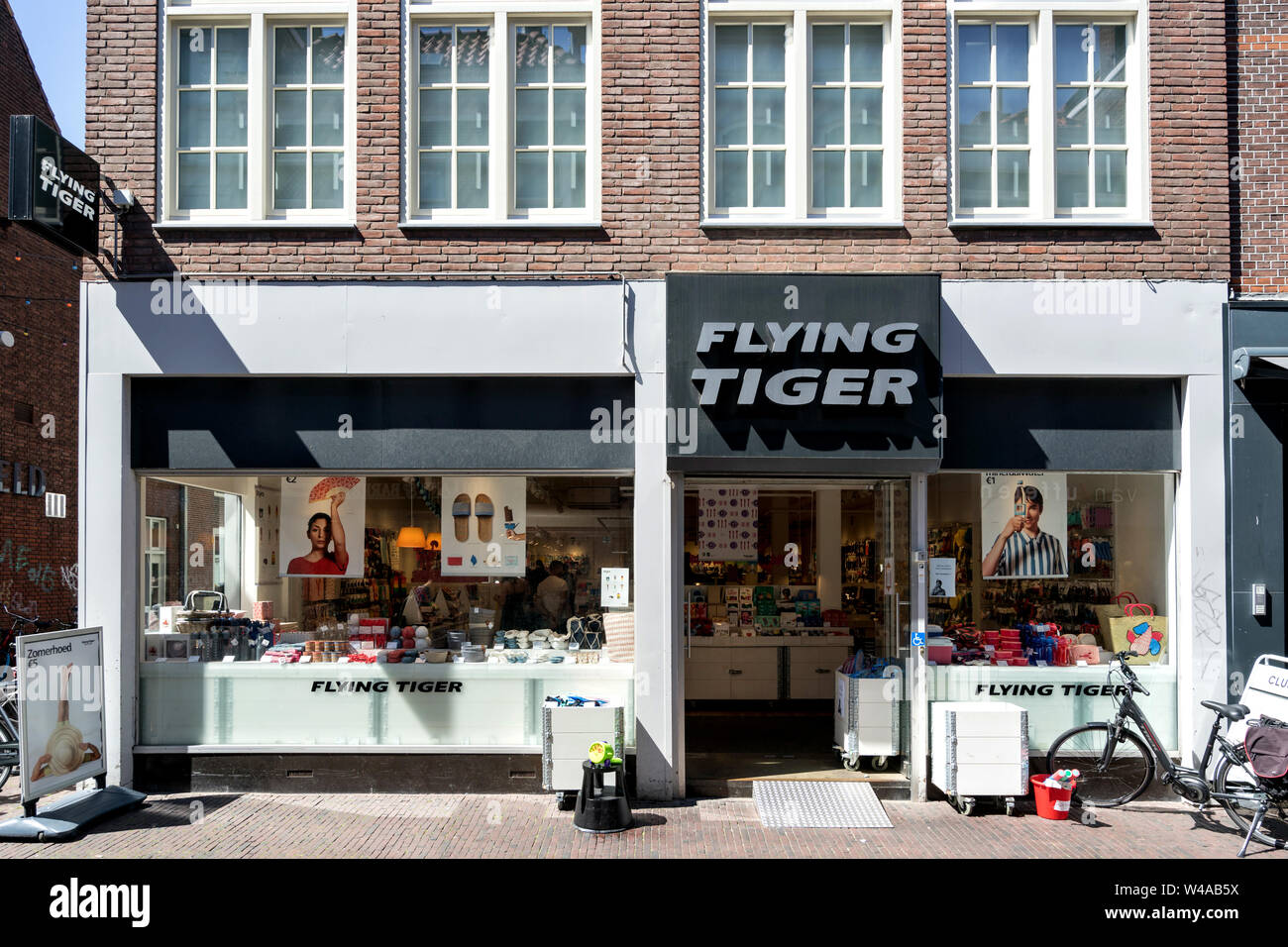 Flying Tiger store à Delft, aux Pays-Bas. Flying Tiger Copenhague est une chaîne de magasins de variété danoise et possède près de 1 000 magasins dans le monde entier. Banque D'Images Flying Tiger store à Delft, aux Pays-Bas. Flying Tiger Copenhague est une chaîne de magasins de variété danoise et possède près de 1 000 magasins dans le monde entier. Banque D'Images