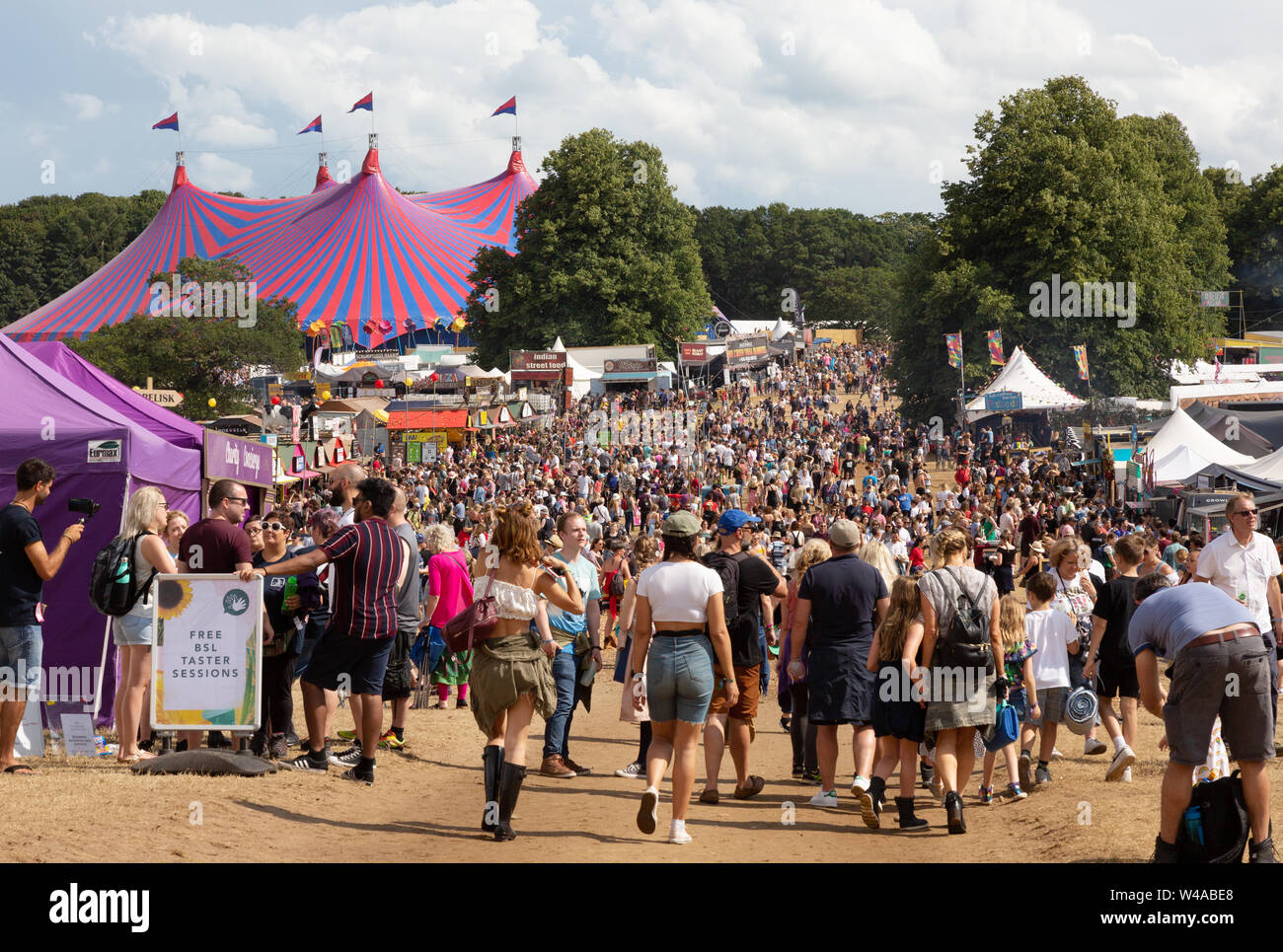 Festival Latitude Suffolk Royaume-uni - scène de foule de personnes à la latitude Music Festival, Arena zone ; Latitude Suffolk UK 2019 Banque D'Images