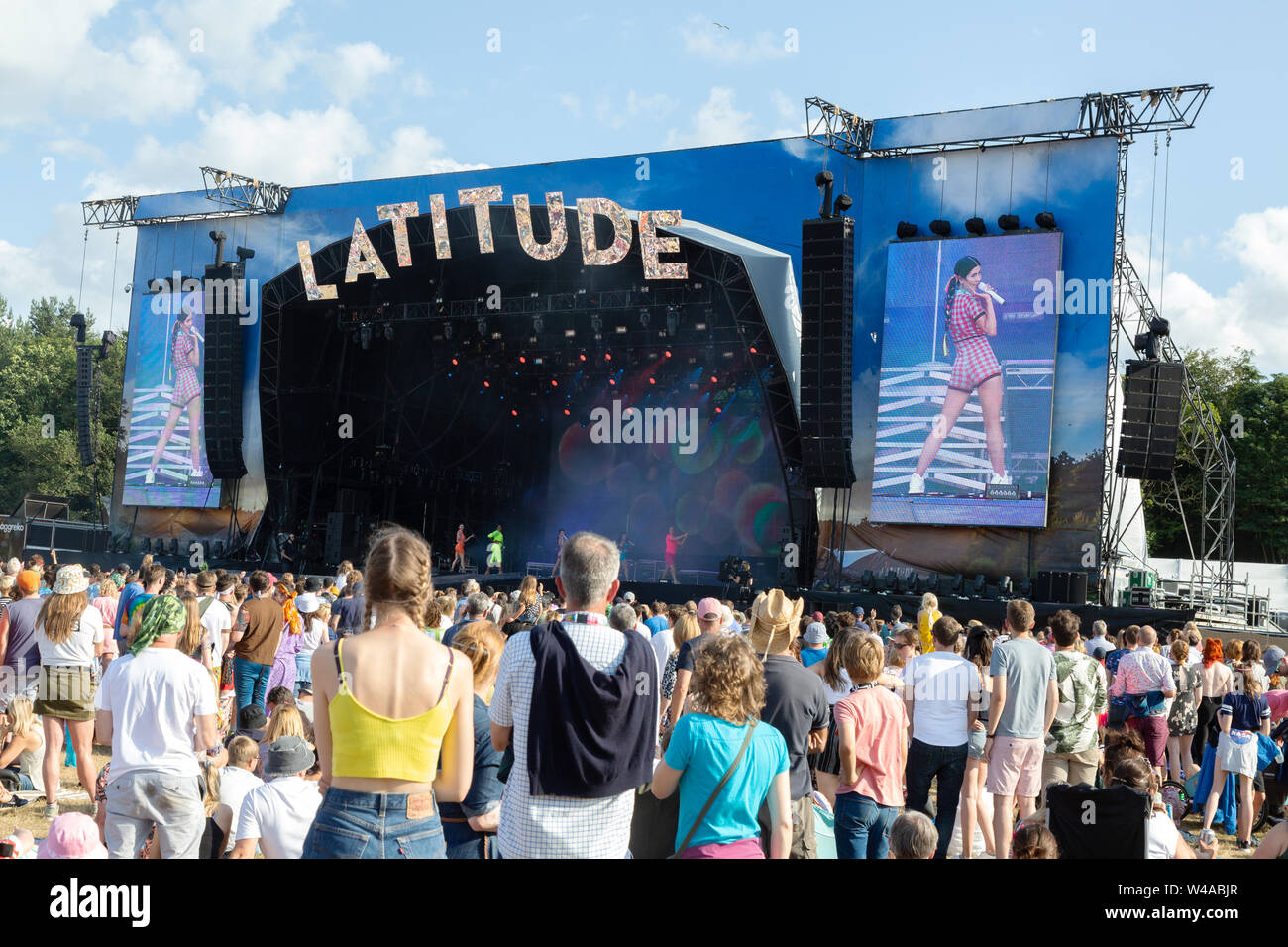 Festival Latitude UK Suffolk - main stage, l'Obélisque Arena ; Marina d'effectuer avec la latitude, de l'auditoire du Festival de musique 2019 UK Suffolk Banque D'Images