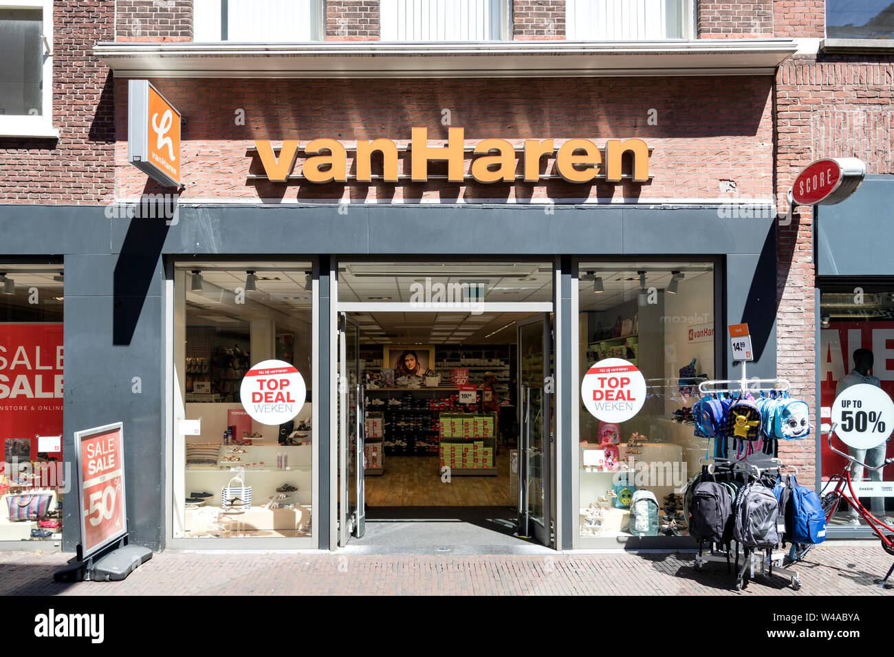 Van Haren succursale à Delft, aux Pays-Bas. Van Haren est un détaillant de  chaussures et d'une partie du groupe Deichmann, le plus grand détaillant de  chaussures Photo Stock - Alamy