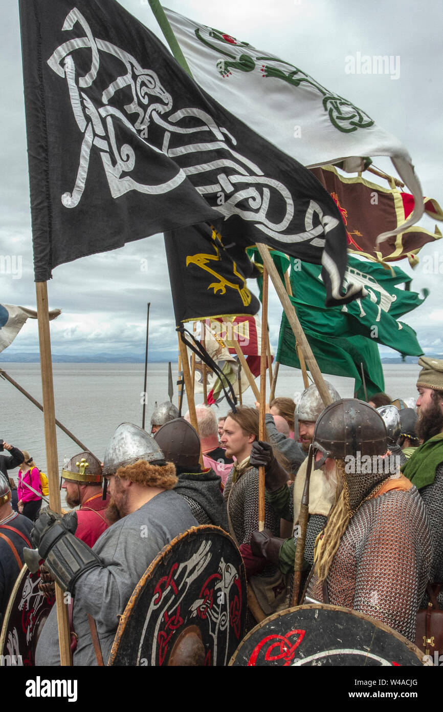 L'âge viking, les vêtements et les armes à Heysham, Lancashire.Juillet 2019.Les drapeaux de bataille volent à la baie de Morecambe alors que 70 réacteurs du patrimoine historique se rassemblent dans un campement médiéval Living History pour faire la démonstration d'armes d'époque et se battent sur le vert du village.Les dieux Idin, Thor et Frey ont été célébrés avec d'autres mythologie Vikings. Banque D'Images