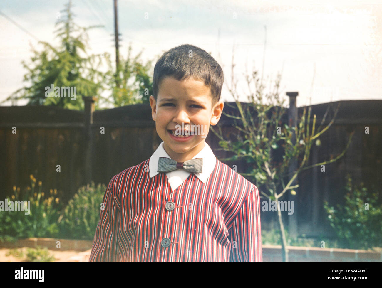 Garçon de 7 lYear avec dents manquantes sourires pour appareil photo, USA Banque D'Images