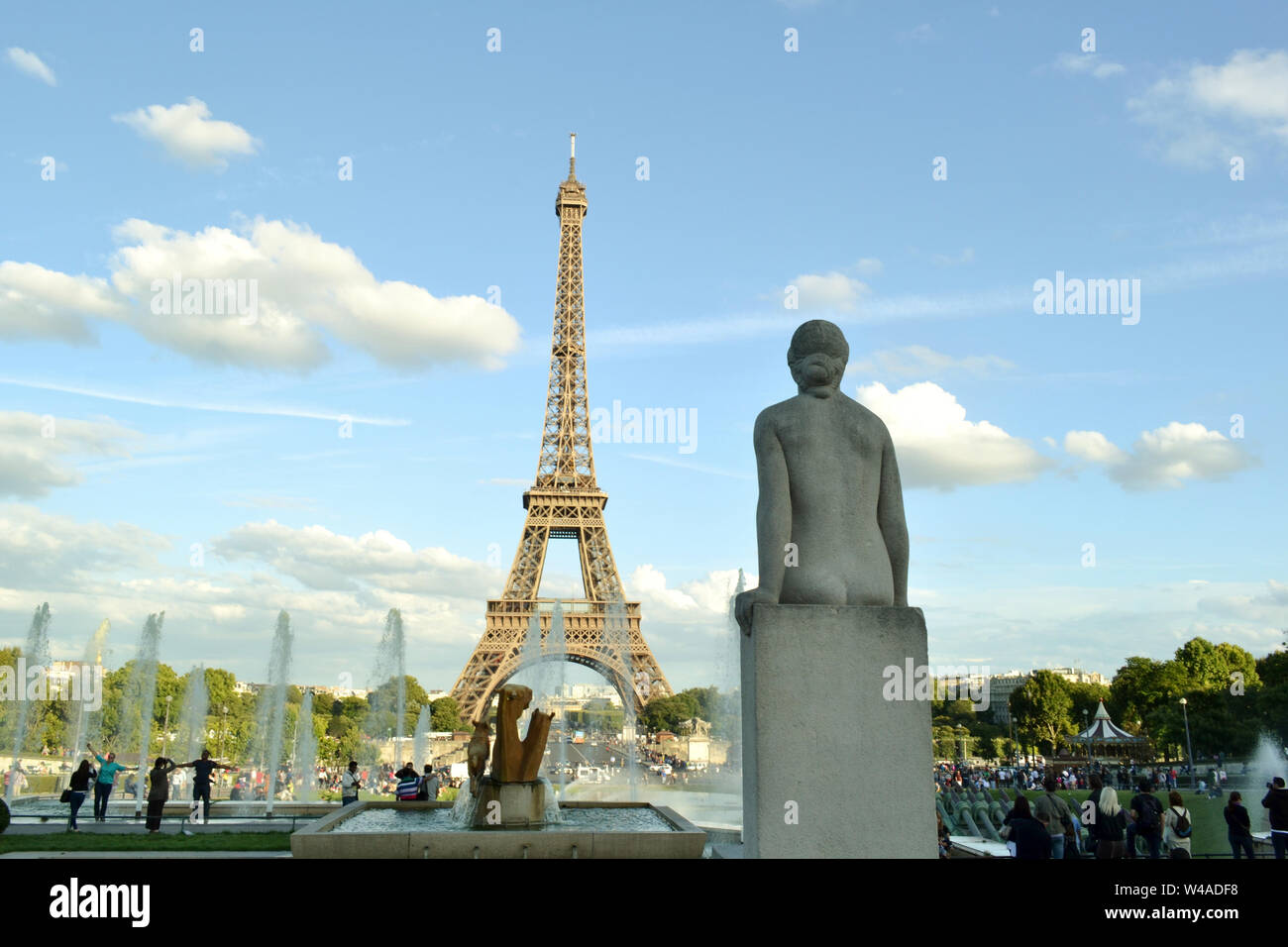Paris/France - 18 août 2014 : Vue de la statue appelée femme, la femme, de la fontaine de Varsovie et la Tour Eiffel en arrière-plan. Banque D'Images