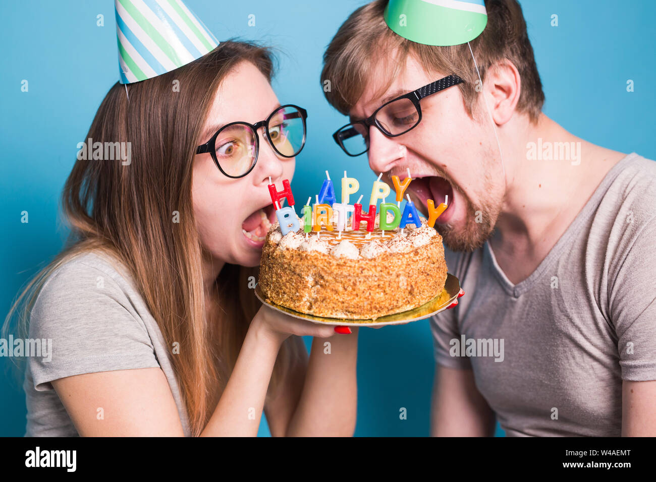 Close Up Of Young Couple Bizarre Des Filles Et Des Garcons Chapeaux Papier Veulent Mordre Dans Un Morceau De Gateau De Felicitations Anniversaire Et Felicitations Concept Photo Stock Alamy