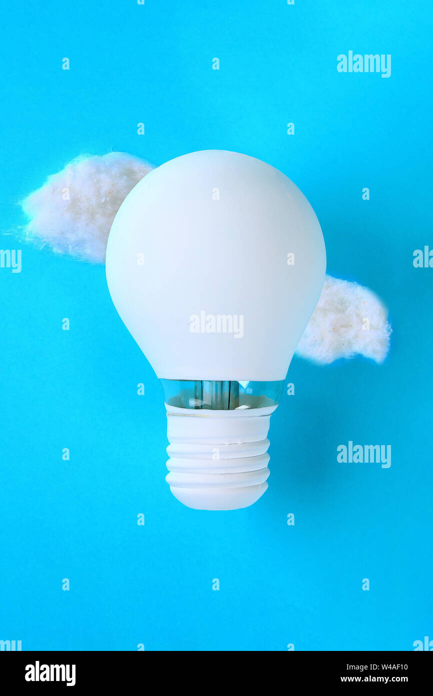 Un ballon d'une peinture laqué blanc ampoule en nuages de coton sur un fond bleu pastel. L'idée est dans l'air. Concept, l'art Banque D'Images