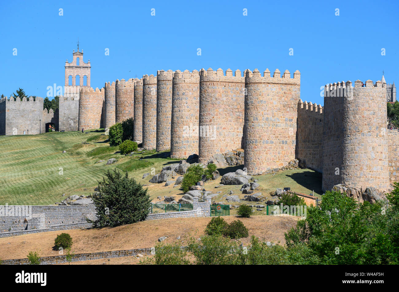 Le medeivil murs entourant la ville d'Avila avec la Puerta del Carmen, sur la gauche, Castilla y Leon, Espagne Banque D'Images