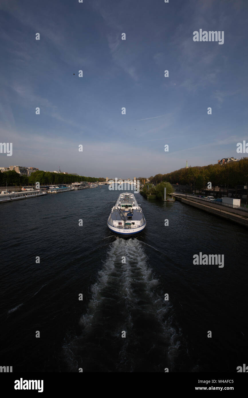 Une excursion en bateau le long de la Seine, lors d'une journée lumineuse à Paris, en France Banque D'Images