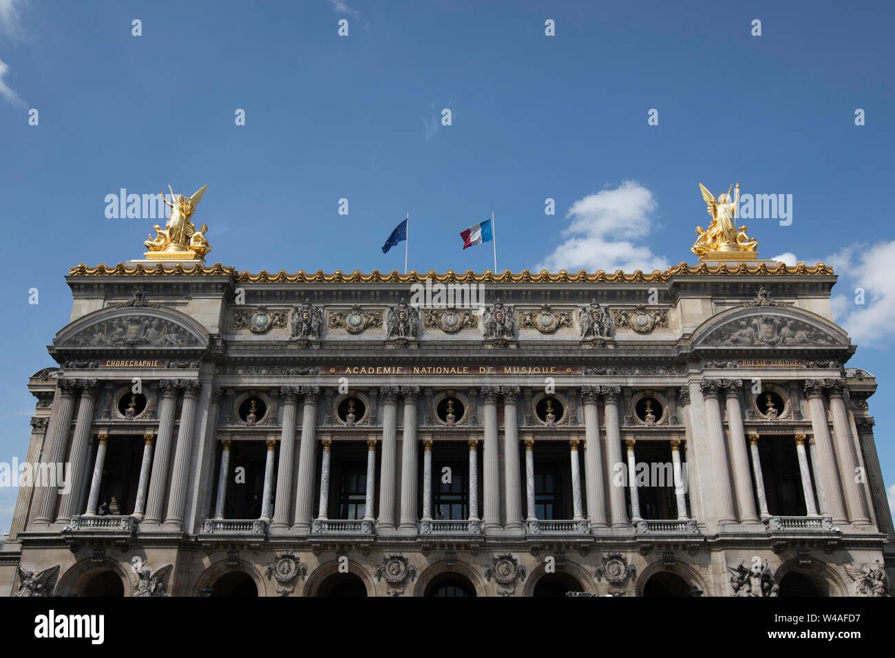 Haut de l'Opéra de Paris sur un ciel bleu à Paris, France. Banque D'Images