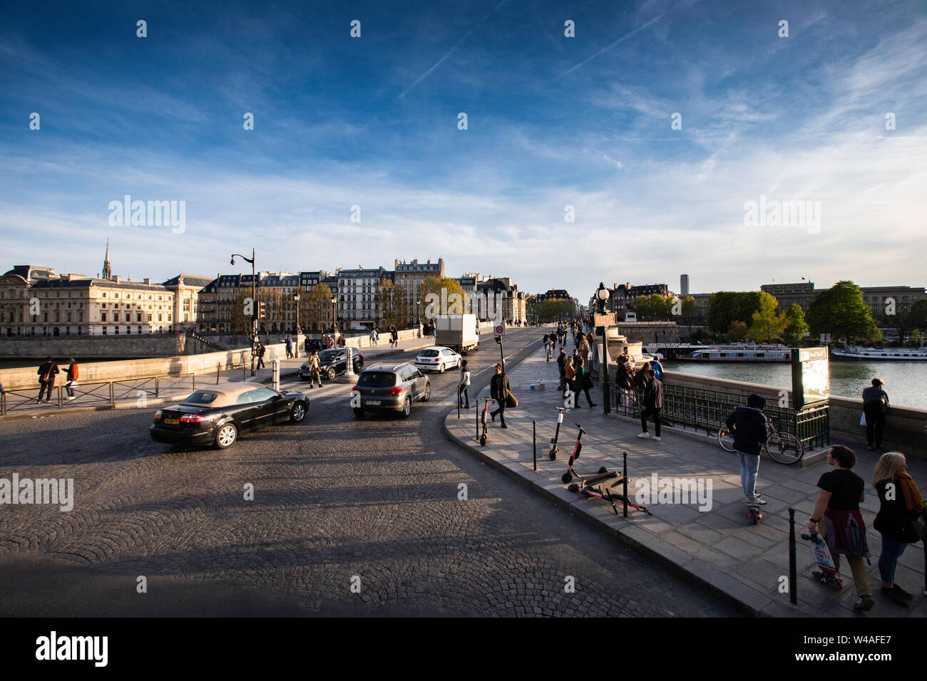 Vue sur le Pont Neuf plein sud à Paris, France. Banque D'Images