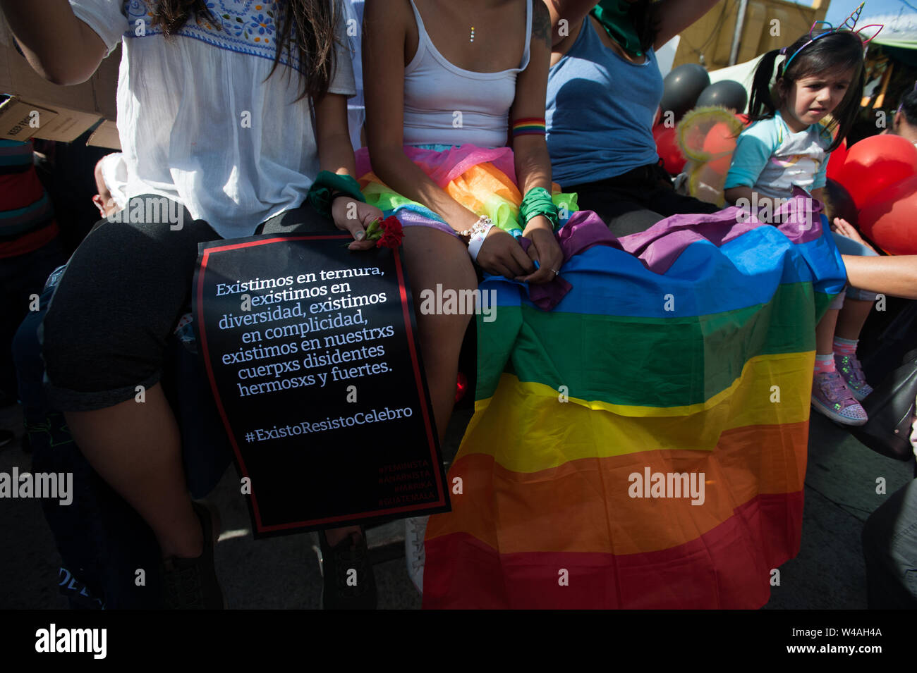 Mars les participants dans la rue au cours de Pride Parade à Guatemala City le 20 juillet 2019. Banque D'Images