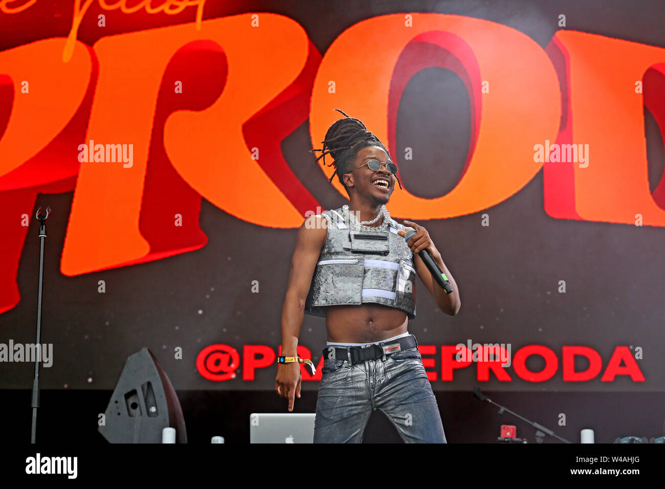 Macclesfield, Royaume-Uni, le 21 juillet, 2019. Groupe pop américain Oshun effectuer sur la scène principale sur la quatrième et dernière journée de la Bluedot festival avec une amélioration de la météo. de séchage Le festival familial propose des divertissements pour tous les âges avec des haut-parleurs, des expériences et de la musique. Le télescope Lovell est pour le festival, Observatoire Jodrell Bank, Macclesfield, Cheshire, Royaume-Uni. Crédit : Barbara Cook/Alamy Live News Banque D'Images