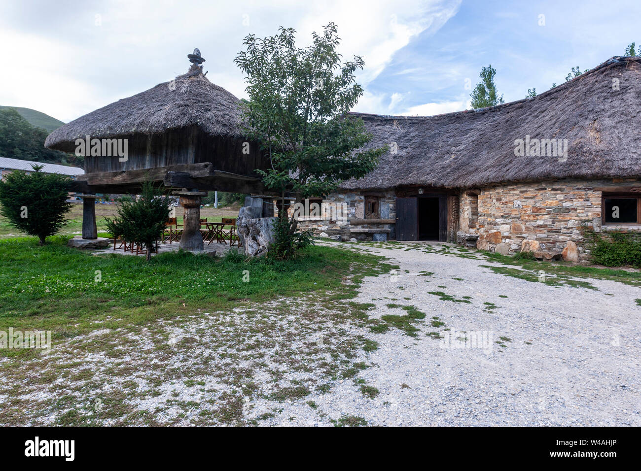 Palloza, logement traditionnel, maintenant qu'un bar restaurant à Balboa, Los Ancares, El Bierzo, Leon Province, Espagne Banque D'Images