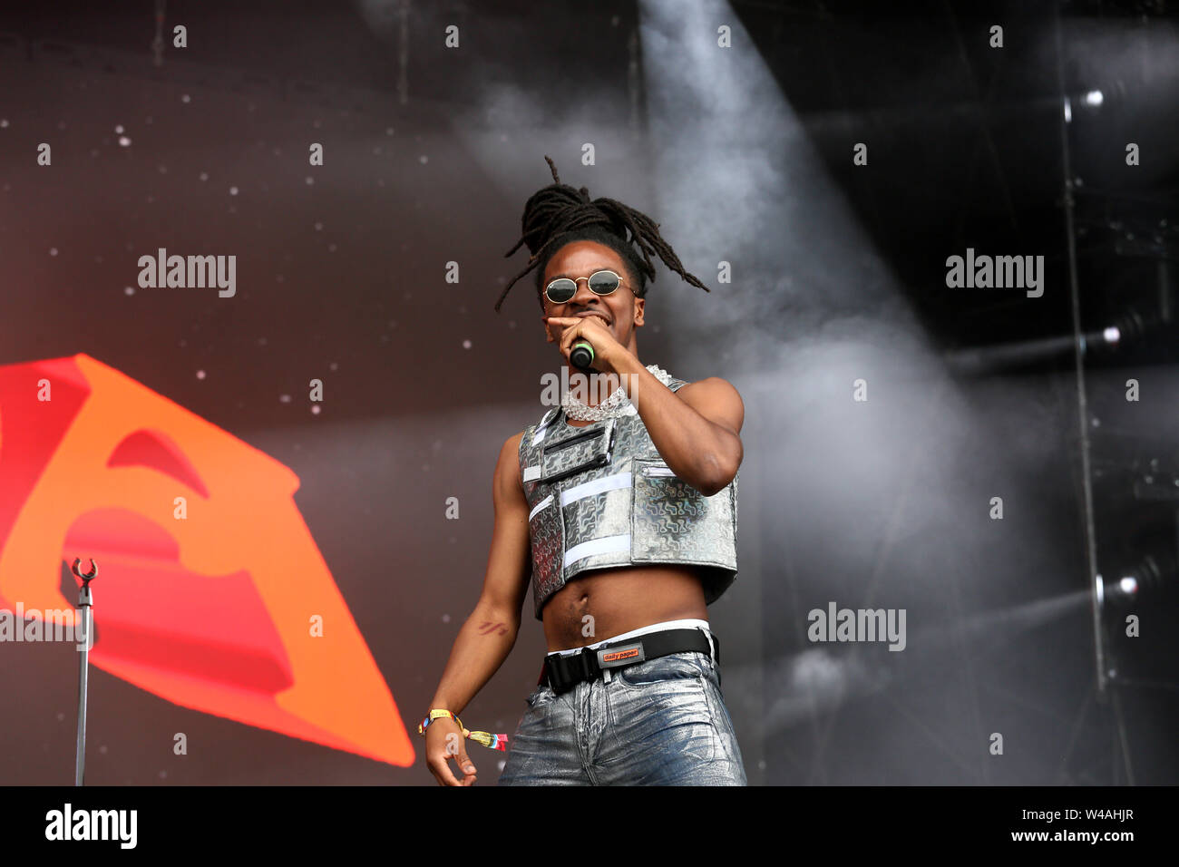 Macclesfield, Royaume-Uni, le 21 juillet, 2019. Groupe pop américain Oshun effectuer sur la scène principale sur la quatrième et dernière journée de la Bluedot festival avec une amélioration de la météo. de séchage Le festival familial propose des divertissements pour tous les âges avec des haut-parleurs, des expériences et de la musique. Le télescope Lovell est pour le festival, Observatoire Jodrell Bank, Macclesfield, Cheshire, Royaume-Uni. Crédit : Barbara Cook/Alamy Live News Banque D'Images