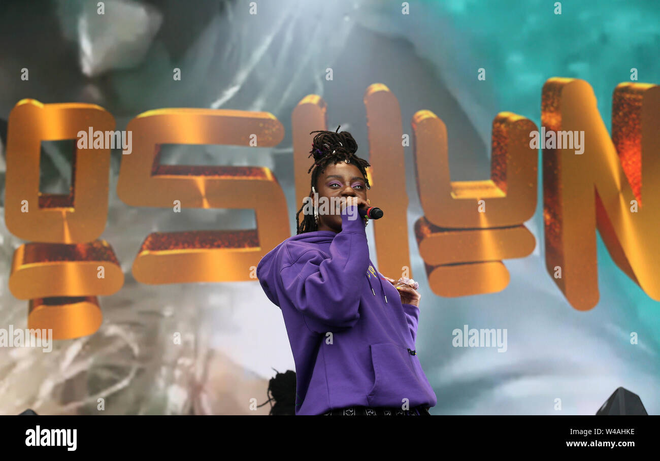 Macclesfield, Royaume-Uni, le 21 juillet, 2019. Groupe pop américain Oshun effectuer sur la scène principale sur la quatrième et dernière journée de la Bluedot festival avec une amélioration de la météo. de séchage Le festival familial propose des divertissements pour tous les âges avec des haut-parleurs, des expériences et de la musique. Le télescope Lovell est pour le festival, Observatoire Jodrell Bank, Macclesfield, Cheshire, Royaume-Uni. Crédit : Barbara Cook/Alamy Live News Banque D'Images