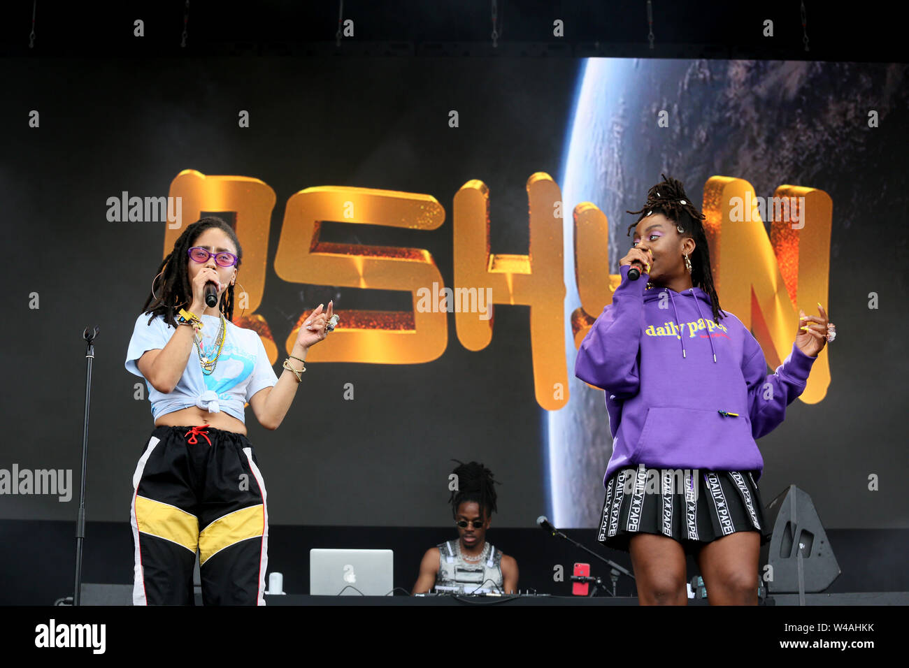 Macclesfield, Royaume-Uni, le 21 juillet, 2019. Groupe pop américain Oshun effectuer sur la scène principale sur la quatrième et dernière journée de la Bluedot festival avec une amélioration de la météo. de séchage Le festival familial propose des divertissements pour tous les âges avec des haut-parleurs, des expériences et de la musique. Le télescope Lovell est pour le festival, Observatoire Jodrell Bank, Macclesfield, Cheshire, Royaume-Uni. Crédit : Barbara Cook/Alamy Live News Banque D'Images