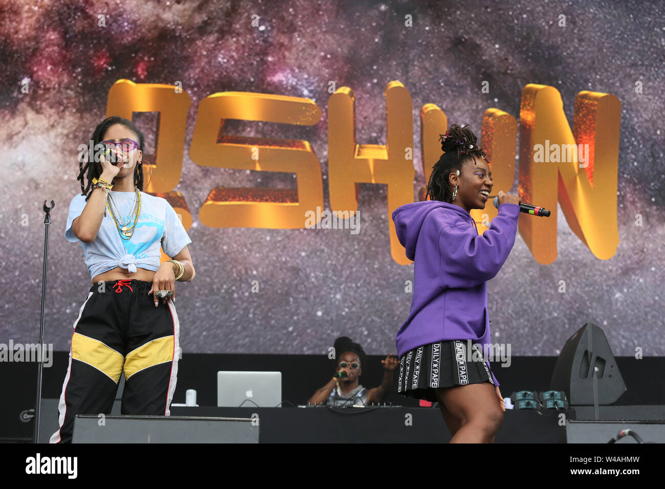 Macclesfield, Royaume-Uni, le 21 juillet, 2019. Groupe pop américain Oshun effectuer sur la scène principale sur la quatrième et dernière journée de la Bluedot festival avec une amélioration de la météo. de séchage Le festival familial propose des divertissements pour tous les âges avec des haut-parleurs, des expériences et de la musique. Le télescope Lovell est pour le festival, Observatoire Jodrell Bank, Macclesfield, Cheshire, Royaume-Uni. Crédit : Barbara Cook/Alamy Live News Banque D'Images