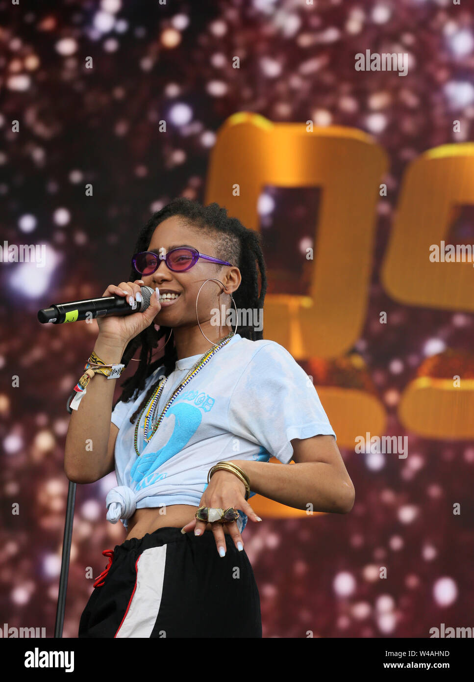 Macclesfield, Royaume-Uni, le 21 juillet, 2019. Groupe pop américain Oshun effectuer sur la scène principale sur la quatrième et dernière journée de la Bluedot festival avec une amélioration de la météo. de séchage Le festival familial propose des divertissements pour tous les âges avec des haut-parleurs, des expériences et de la musique. Le télescope Lovell est pour le festival, Observatoire Jodrell Bank, Macclesfield, Cheshire, Royaume-Uni. Crédit : Barbara Cook/Alamy Live News Banque D'Images