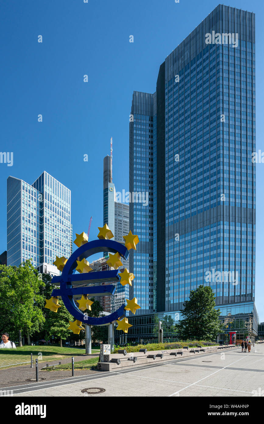 Frankfurt am Main, juillet 2019. Une vue sur le symbole de l'Euro, en face de l'Eurotower skyscraper Banque D'Images