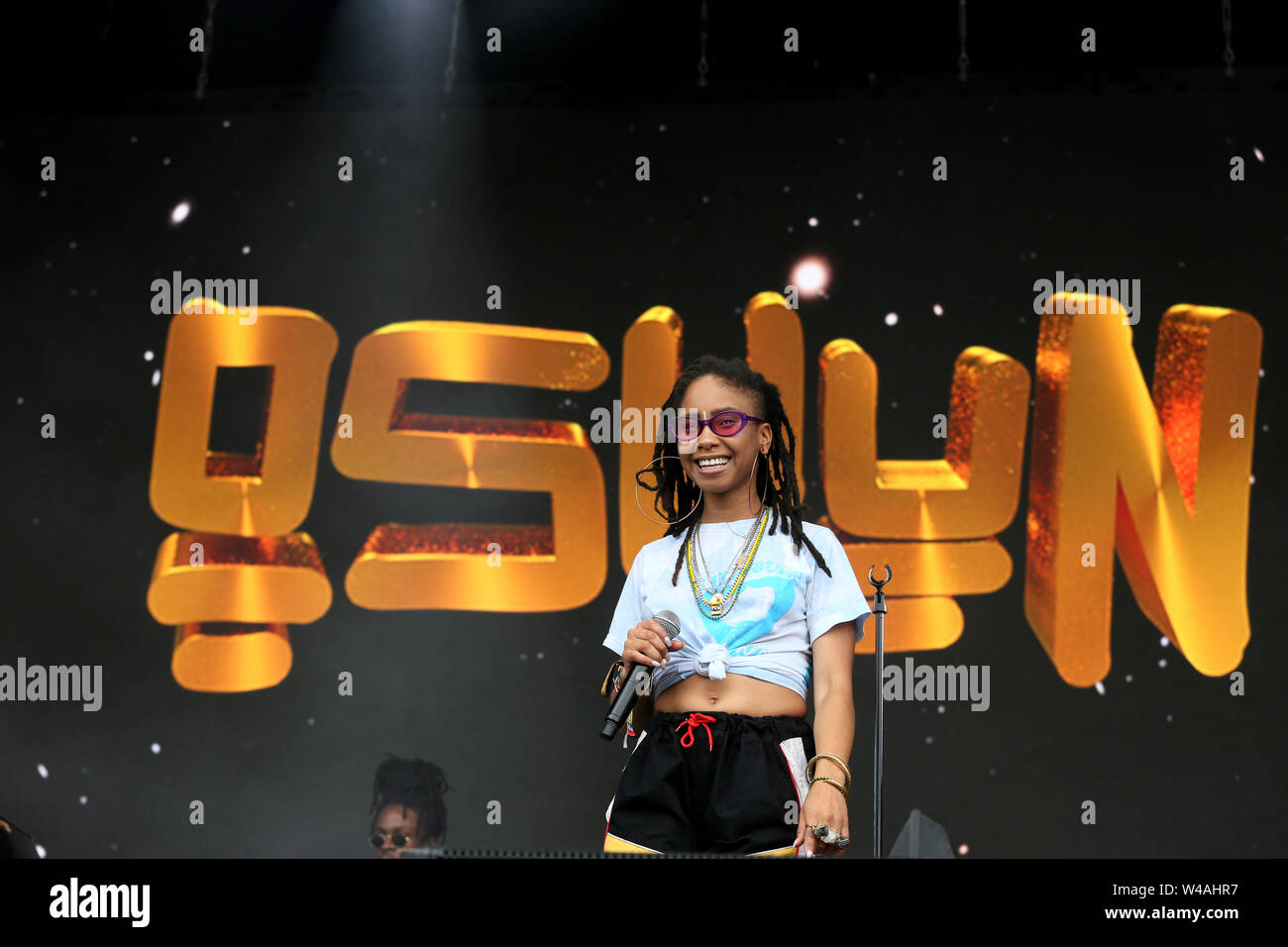 Macclesfield, Royaume-Uni, le 21 juillet, 2019. Groupe pop américain Oshun effectuer sur la scène principale sur la quatrième et dernière journée de la Bluedot festival avec une amélioration de la météo. de séchage Le festival familial propose des divertissements pour tous les âges avec des haut-parleurs, des expériences et de la musique. Le télescope Lovell est pour le festival, Observatoire Jodrell Bank, Macclesfield, Cheshire, Royaume-Uni. Crédit : Barbara Cook/Alamy Live News Banque D'Images