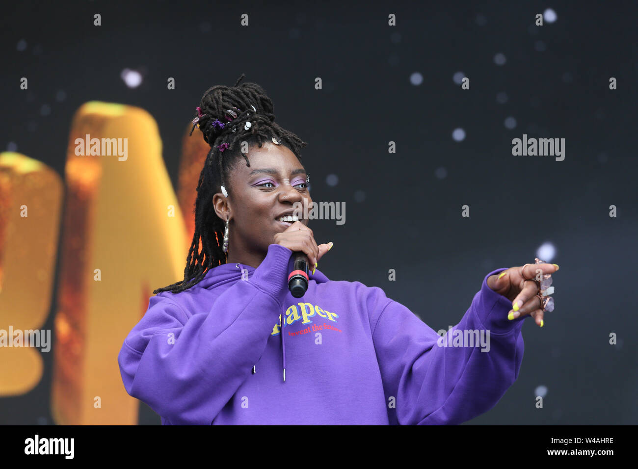 Macclesfield, Royaume-Uni, le 21 juillet, 2019. Groupe pop américain Oshun effectuer sur la scène principale sur la quatrième et dernière journée de la Bluedot festival avec une amélioration de la météo. de séchage Le festival familial propose des divertissements pour tous les âges avec des haut-parleurs, des expériences et de la musique. Le télescope Lovell est pour le festival, Observatoire Jodrell Bank, Macclesfield, Cheshire, Royaume-Uni. Crédit : Barbara Cook/Alamy Live News Banque D'Images