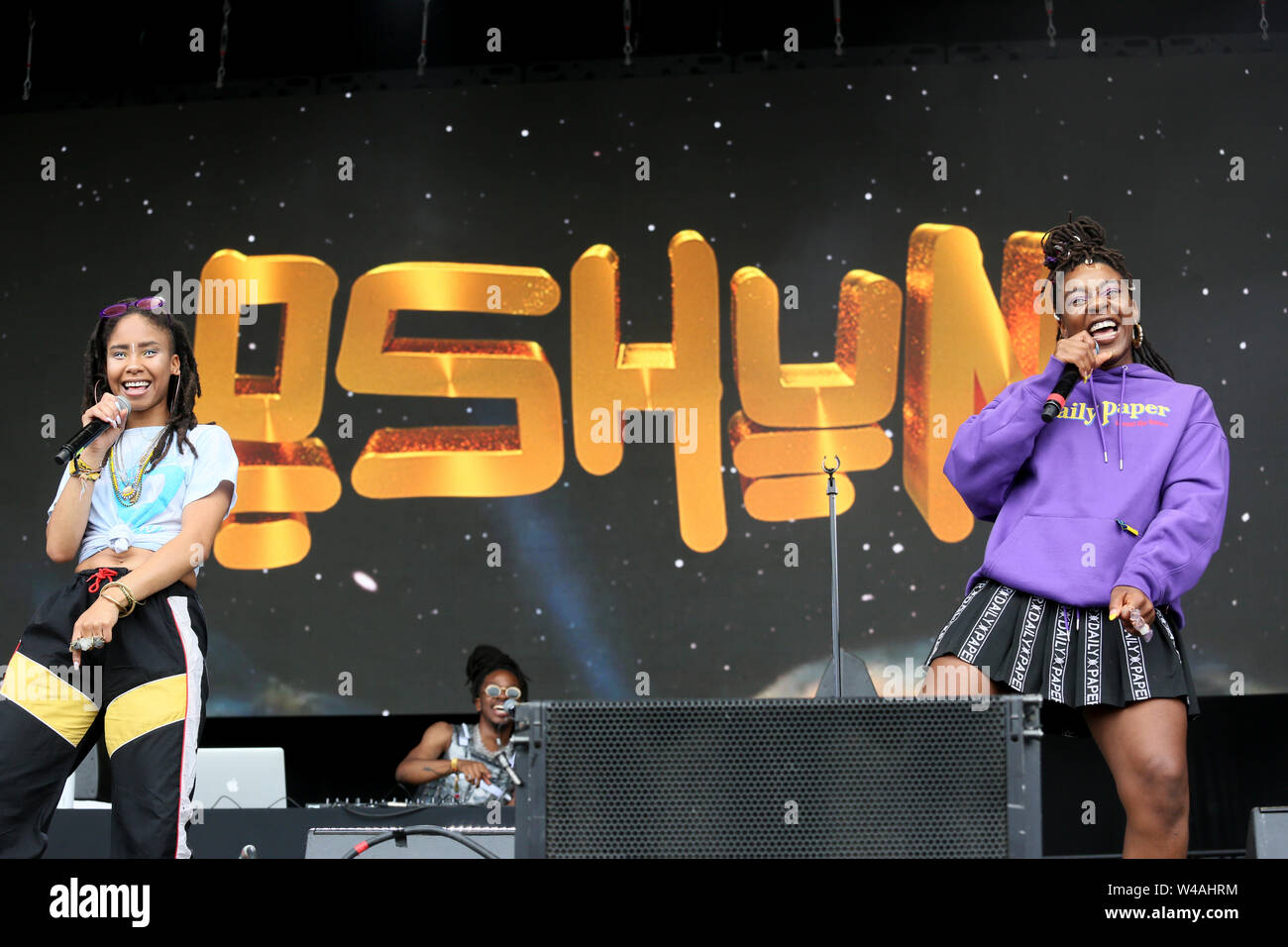 Macclesfield, Royaume-Uni, le 21 juillet, 2019. Groupe pop américain Oshun effectuer sur la scène principale sur la quatrième et dernière journée de la Bluedot festival avec une amélioration de la météo. de séchage Le festival familial propose des divertissements pour tous les âges avec des haut-parleurs, des expériences et de la musique. Le télescope Lovell est pour le festival, Observatoire Jodrell Bank, Macclesfield, Cheshire, Royaume-Uni. Crédit : Barbara Cook/Alamy Live News Banque D'Images