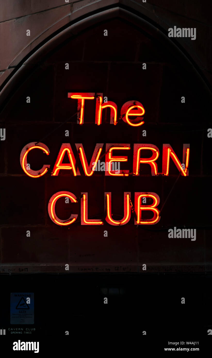 Le Cavern Club en néon sur Mathew Street, la rue des clubs des Beatles à Liverpool, en Angleterre Banque D'Images