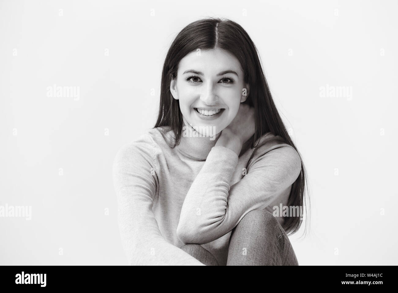 Portrait noir et blanc d'une belle caucasian woman, looking at camera, heureux et souriant Banque D'Images