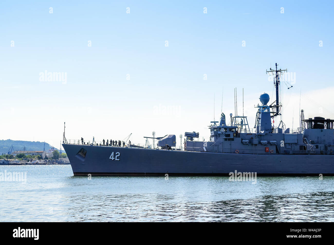 Varna, Bulgarie, le 20 juillet 2019. Grand navire de guerre moderne gris avec des radars et des armes quitte le port d'un jour d'été ensoleillé. Exercices navals. Banque D'Images
