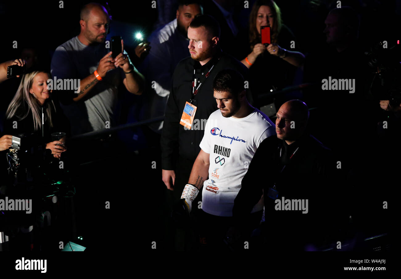 Londres, ANGLETERRE - 20 juillet : Dave Allen promenades à l'anneau de l'avant de sa lutte avec David : au cours de l'événement à la boxe Matchroom O2 Arena en Juillet Banque D'Images