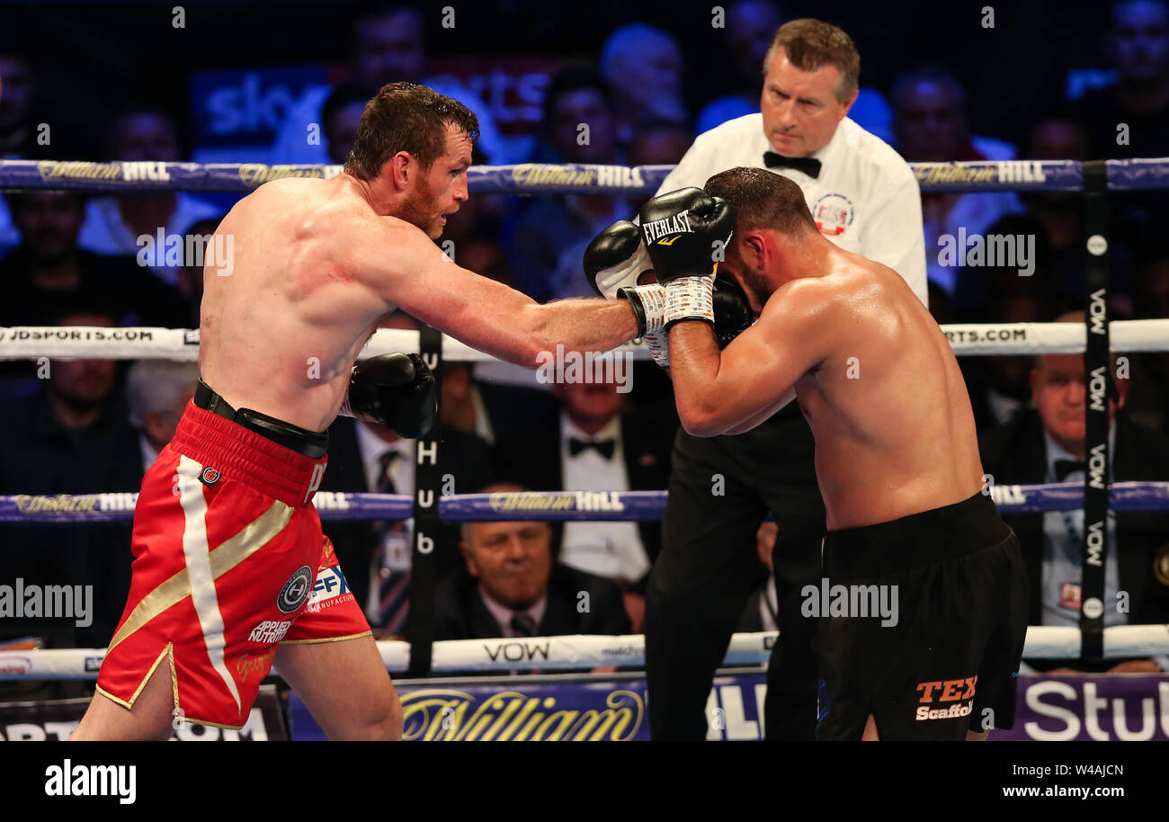 Londres, ANGLETERRE - 20 juillet : David Price (une main droite sur Dave Allen lors de l'événement à la boxe Matchroom O2 Arena le 20 juillet 2019 à Londres, Banque D'Images