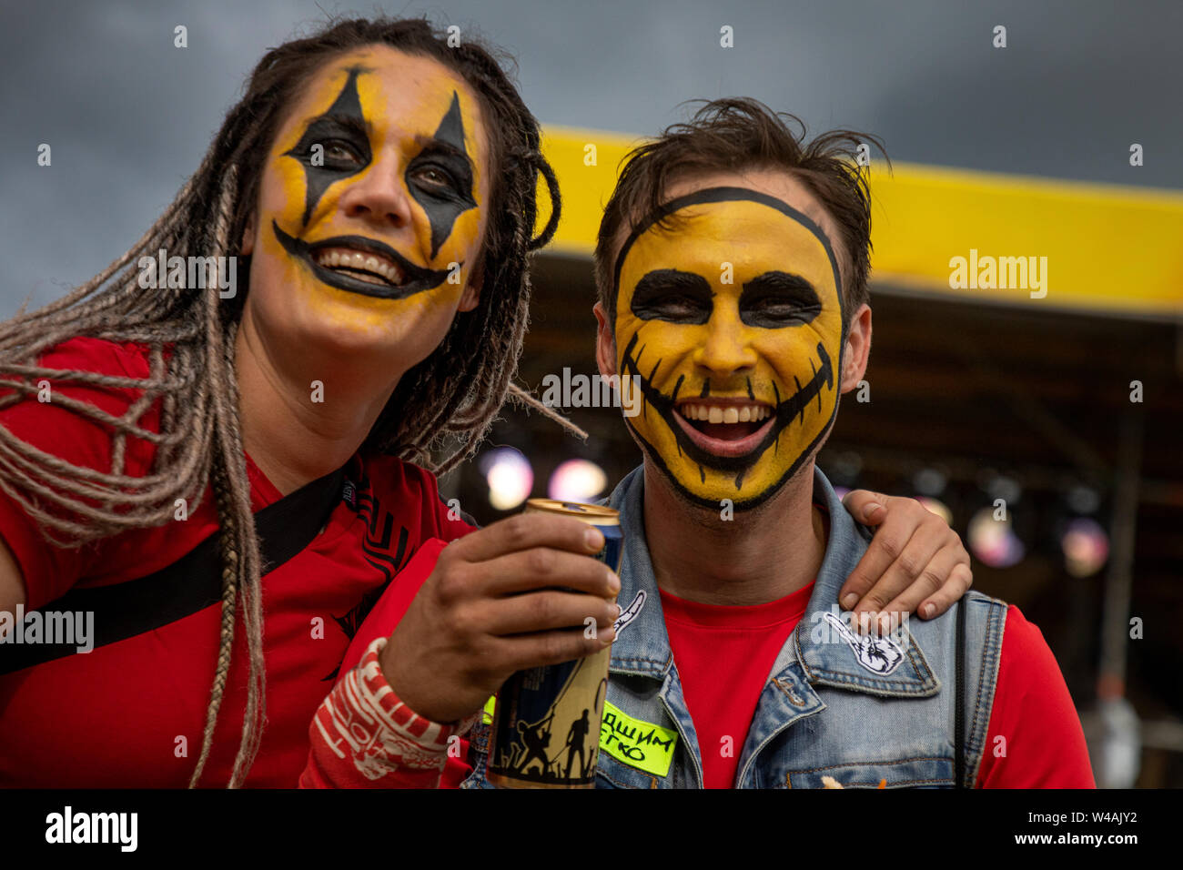 Région de Tver, en Russie. Juillet 20th, 2019. Rock music fans assister à un concert à l'Nashestvie 2019 Festival de musique rock en plein air dans le village de Bolchoyé Zavidovo Banque D'Images