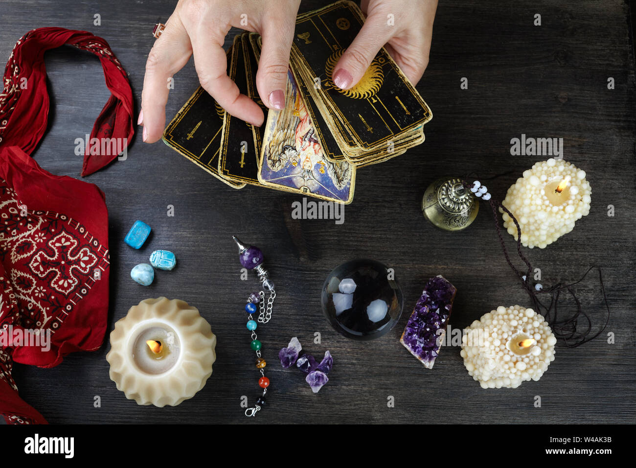 Fortune Teller femmes et Tarots cartes sur table en bois sombre. Concept de divination. Banque D'Images