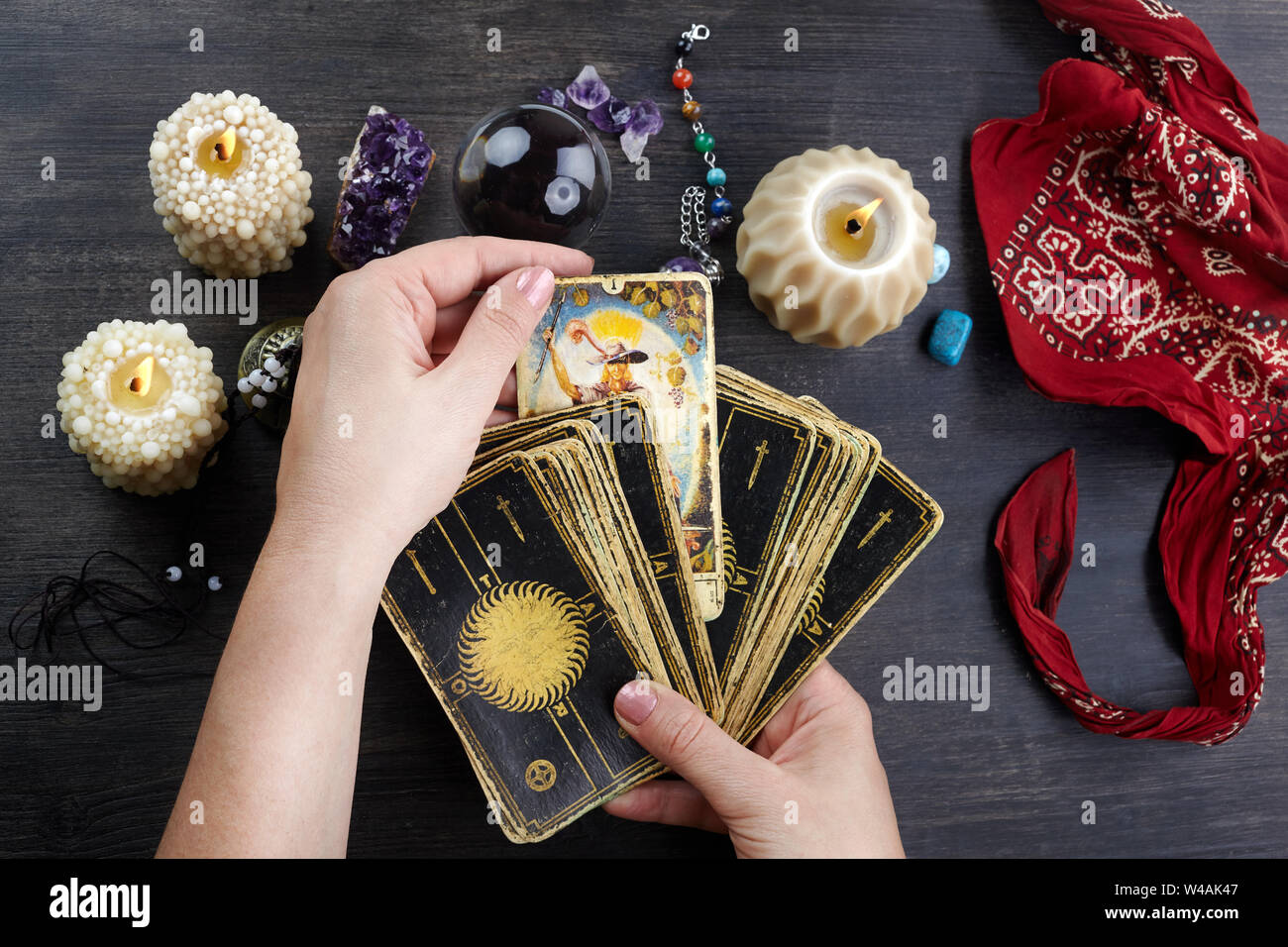 Fortune Teller femmes et Tarots cartes sur table en bois sombre. Concept de divination. Banque D'Images