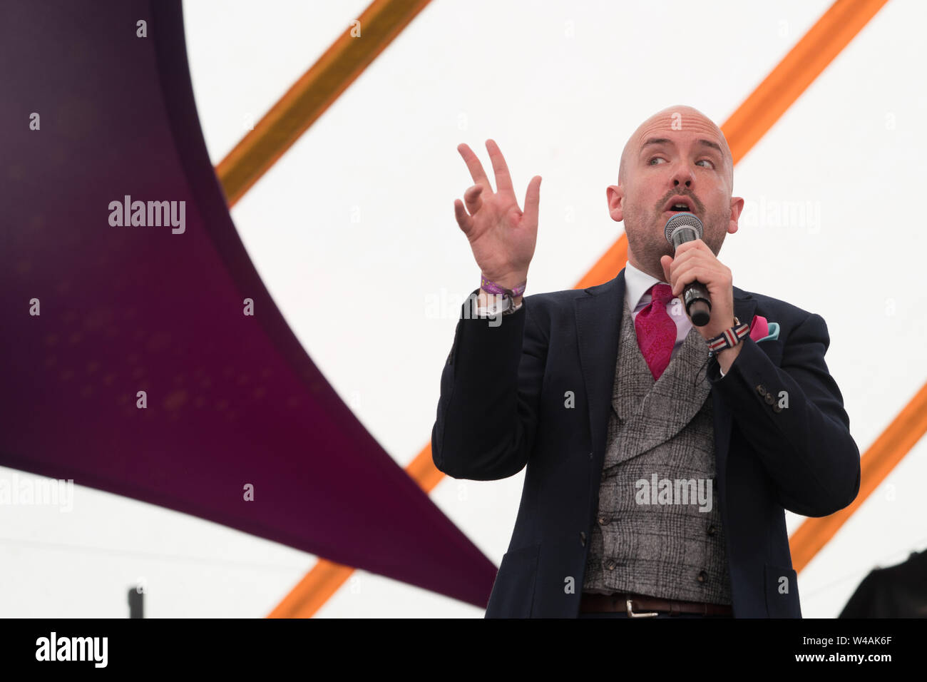 Suffolk, UK. Dimanche, 21 juillet, 2019. Tom Allen en live sur la scène de comédie au jour 3 de la Latitude 2019 Festival. Photo : Roger Garfield/Alamy Live News Banque D'Images