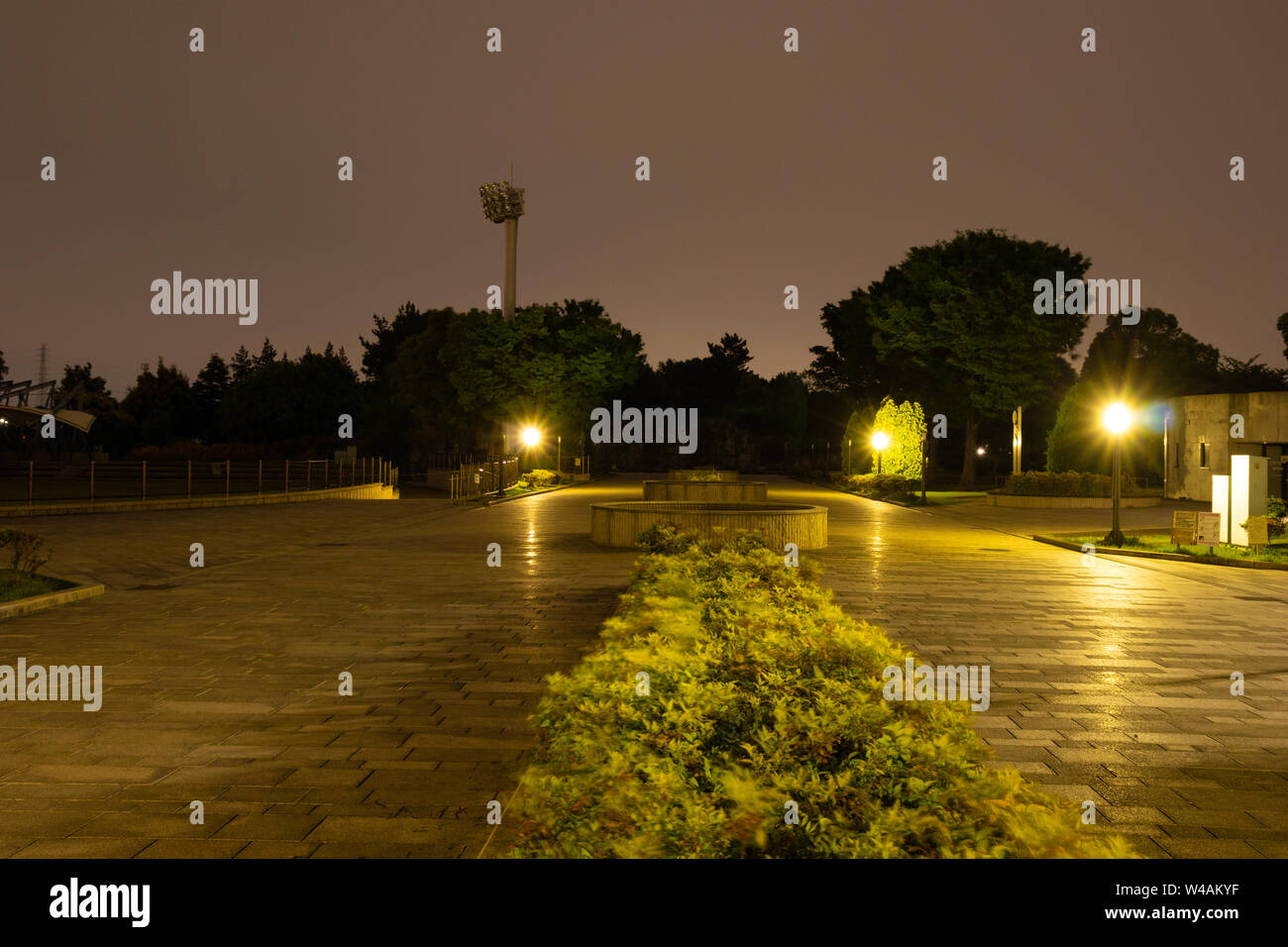 Park avec les lumières et les briques d'or au Japon. Banque D'Images