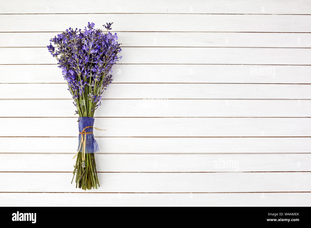 Bouquet de fleurs de lavande, sur fond de bois blanc. Vue d'en haut Banque D'Images