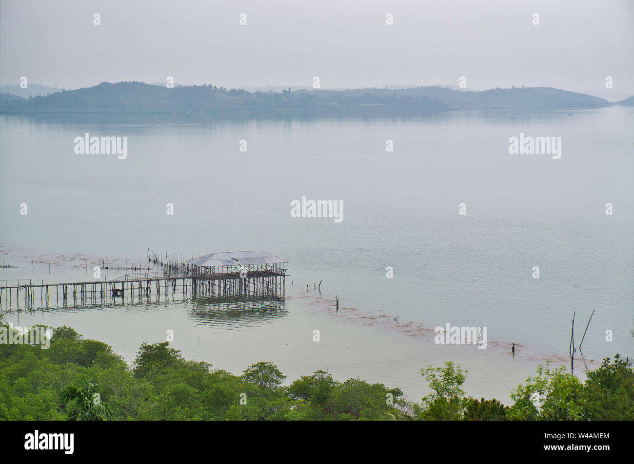 Une jetée sur la magnifique île de Batam en milieu rural. Banque D'Images