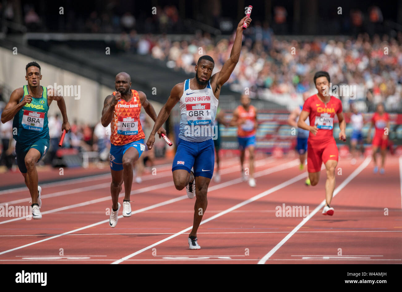 Londres, Royaume-Uni. 21 juillet, 2019. Nethaneel Mitchell-Blake célèbre après la victoire de l'équipe GBR 4x100m relais de l'or dans un temps de 37,60 secondes, le deuxième meilleur performance de tous les temps par une équipe de relais britannique pendant la Müller Anniversaire Grand Prix de Londres 2019 Jeux du Parc olympique, Londres, Angleterre le 21 juillet 2019. Photo par Andy Rowland/Premier Images des médias. Credit : premier Media Images/Alamy Live News Banque D'Images
