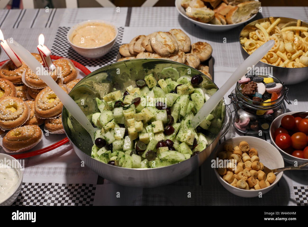 La Salade De Pommes De Terre Et D Autres Gateries D Anniversaire Photo Stock Alamy La Salade De Pommes De Terre Et D Autres Gateries D Anniversaire Photo Stock Alamy