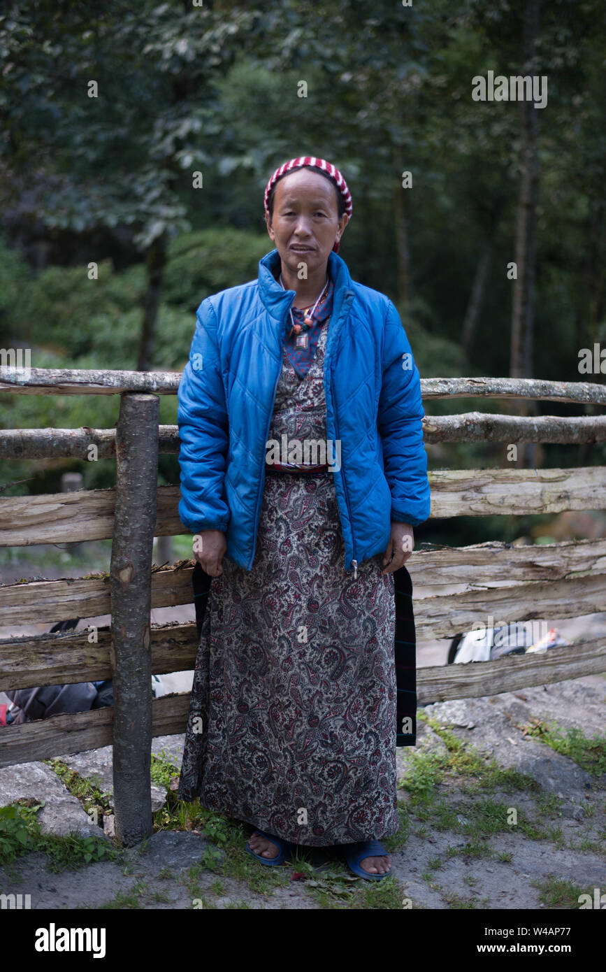 Friendly woman posing in montagnes en face de clôture Banque D'Images