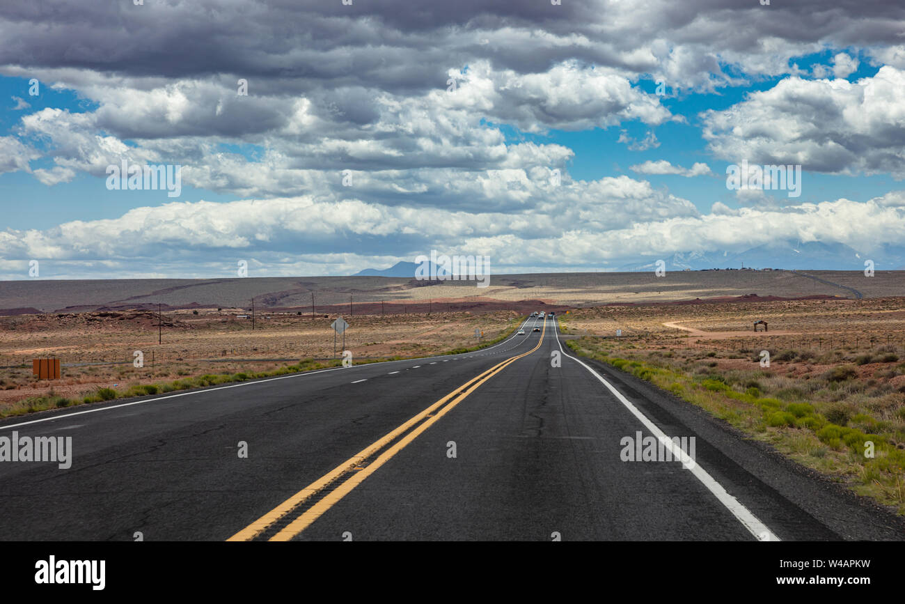 L'autoroute dans une journée de printemps ensoleillée, USA. Route nationale, en passant par le désert américain. Fond de Ciel bleu nuageux Banque D'Images
