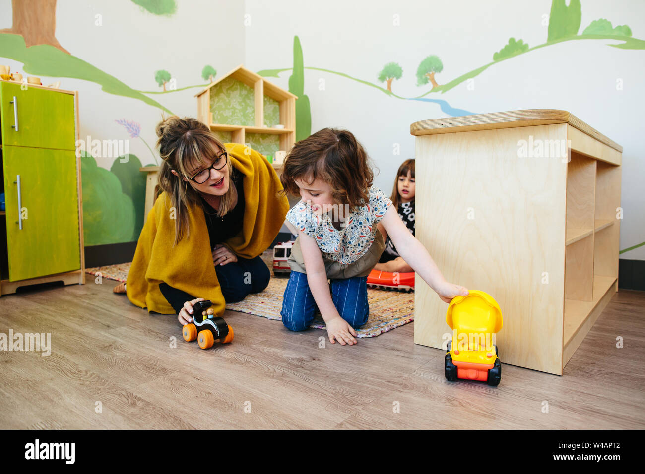 Le professeur et l'étudiant d'interagir tout en jouant avec des petites voitures Banque D'Images
