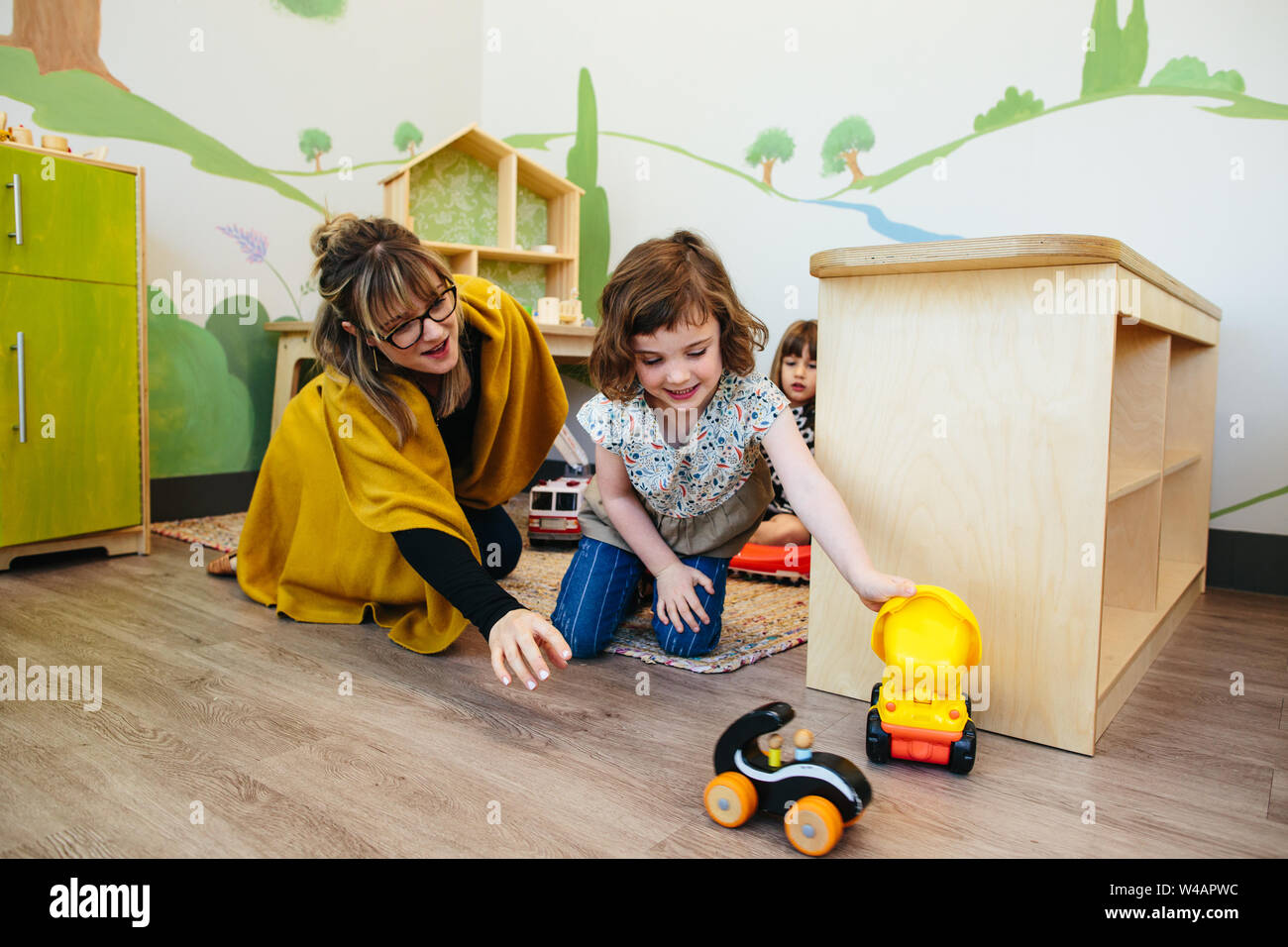Sur le terrain de l'enseignant avec l'élève envoie petite voiture roule Banque D'Images