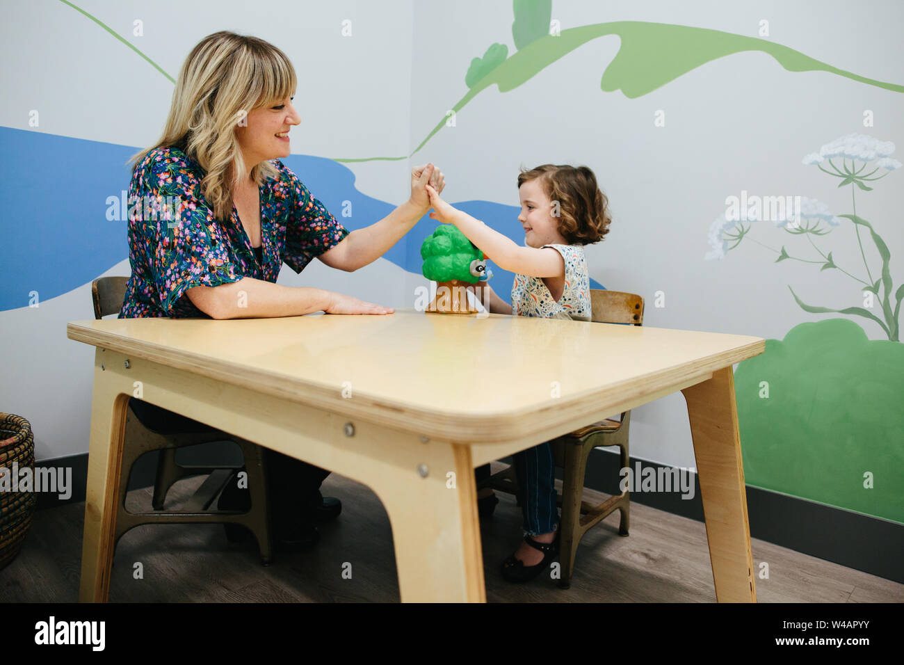 Le professeur et l'étudiant cinq haut après avoir terminé le puzzle jouet type Banque D'Images