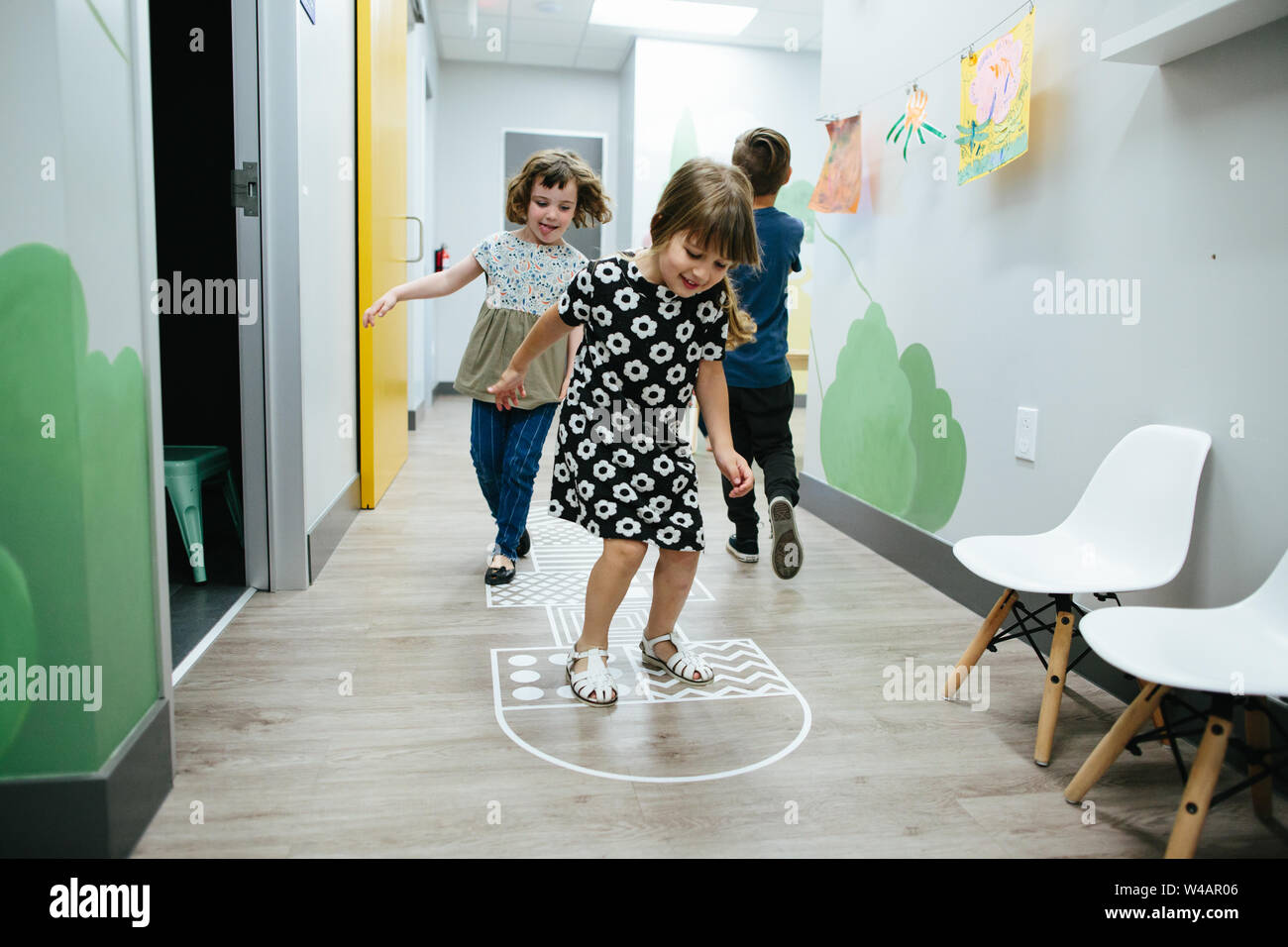 Les filles à la marelle dans un établissement scolaire Banque D'Images